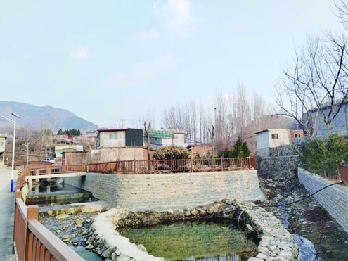 石窑村新修建的拦河坝、民桥成为一道靓丽的风景线